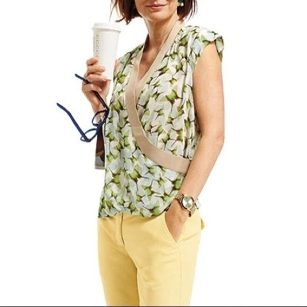 Cabi Butterfly Print Sleeveless‎ Blouse Womens M Green V Neck Lightweight Top